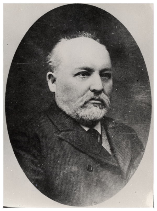 Władysław Skłodowski, ojciec Marii. Ze zbiorów MMSC
Zdjęcie portretowe przedstawia Władysława Skłodowskiego, ojca Marii. W zaawansowanym wieku, zwrócony lekko prawym profilem w stronę obiektywu, patrzy przed siebie z poważnym wyrazem twarzy. Łysiejący, ma siwe włosy, wąsy i brodę. Ubrany w ciemny strój, spod którego wystaje kołnierzyk koszuli, ciemny krawat w jasne paski i rąbek jasnej kamizelki.
